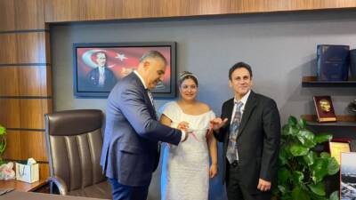 Defneli yazar Ümit Okay Hamurcu ve mütercim Neslihan Kalyoncu çifti,