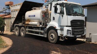 Hatay Büyükşehir Belediyesi, yeni aldığı yol yapım araçlarıyla Samandağ’daki kırsal