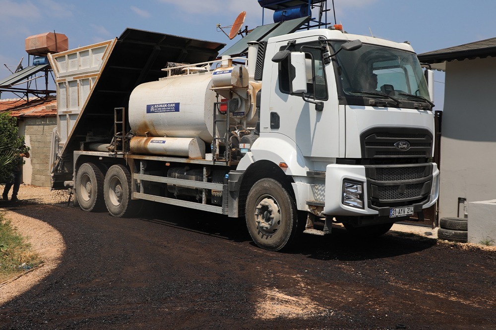 Hatay Büyükşehir Belediyesi, yeni aldığı yol yapım araçlarıyla Samandağ’daki kırsal