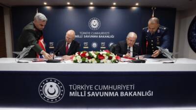 Milli Savunma Bakanı Yaşar Güler ile İngiltere Savunma Bakanı John