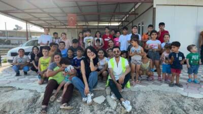Hatay’da geçtiğimiz günlerde yaşanan orman yangınından etkilenen çocuklara moral amacıyla