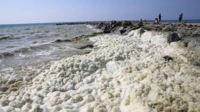 Hatay'ın Arsuz sahilinde ortaya çıkan beyaz köpük tabakası endişeye neden
