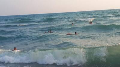 Kavurucu sıcakların etkili olduğu Hatay’da serinlemek için denize giren üç