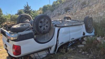 Hatay’ın Yayladağı ilçesinde kontrolden çıkan pikap uçurumdan yuvarlandı. Kazada araç