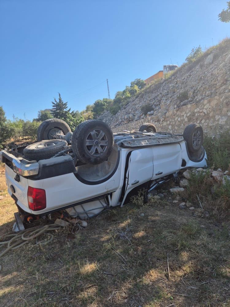 Hatay’ın Yayladağı ilçesinde kontrolden çıkan pikap uçurumdan yuvarlandı. Kazada araç