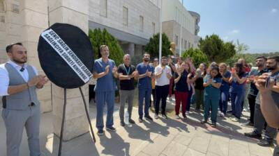 Hatay’ın İskenderun ilçesinde, bir hasta yakınıyla yaşanan tartışma sonucu darbedilen