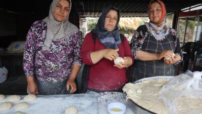 Antakya’da yaşayan kadınlar, 45 dereceyi aşan sıcaklıkta alev alev tandır