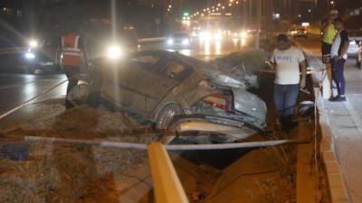 Hatay’ın Antakya ilçesinde kontrolden çıkan otomobilin aydınlatma direğine çarpması sonucu