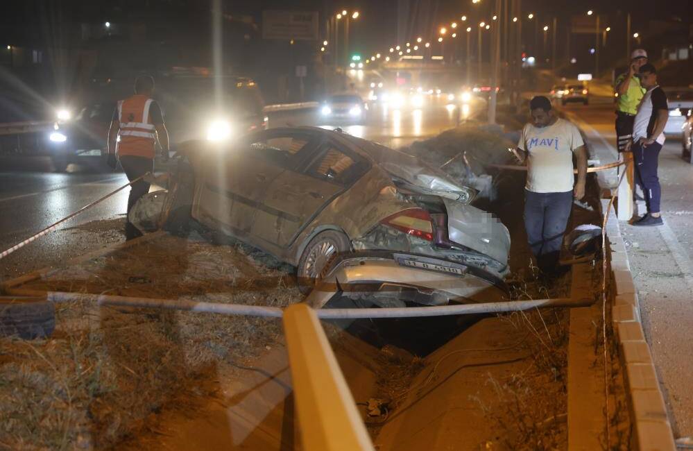 Antakya’da Otomobil Direğe Saplandı: 4 Yaralı Hatay’ın Antakya ilçesinde kontrolden çıkan otomobilin aydınlatma direğine çarpması sonucu