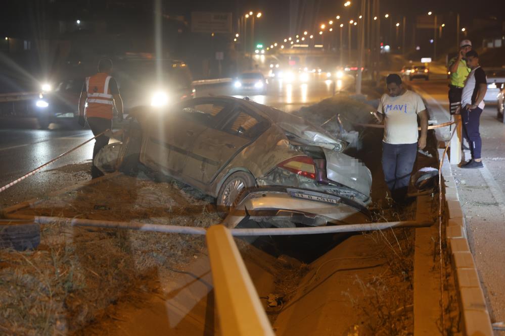 Hatay’ın Antakya ilçesinde kontrolden çıkan otomobilin aydınlatma direğine çarpması sonucu