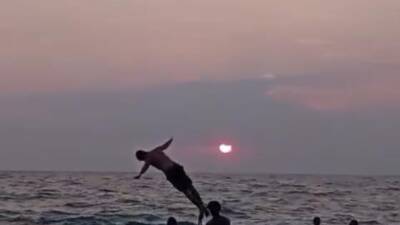 Hatay’ın Arsuz ilçesine bağlı Karaağaç sahilinde, sıcak yaz günlerinde serinlemek