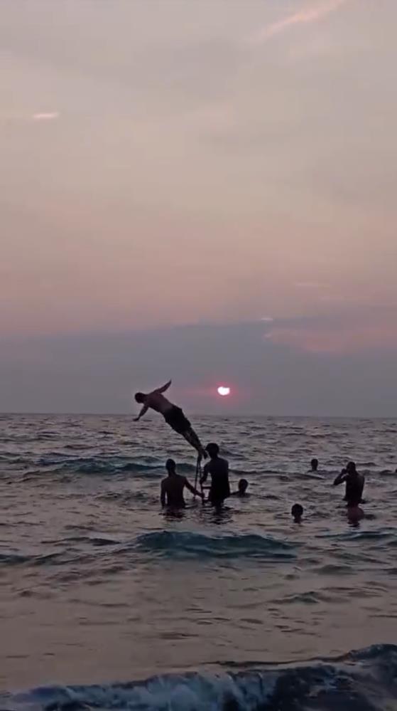 Hatay’ın Arsuz ilçesine bağlı Karaağaç sahilinde, sıcak yaz günlerinde serinlemek