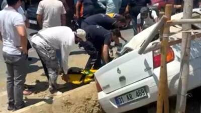 Hatay’ın Arsuz ilçesinde meydana gelen trafik kazasında bir otomobil orta