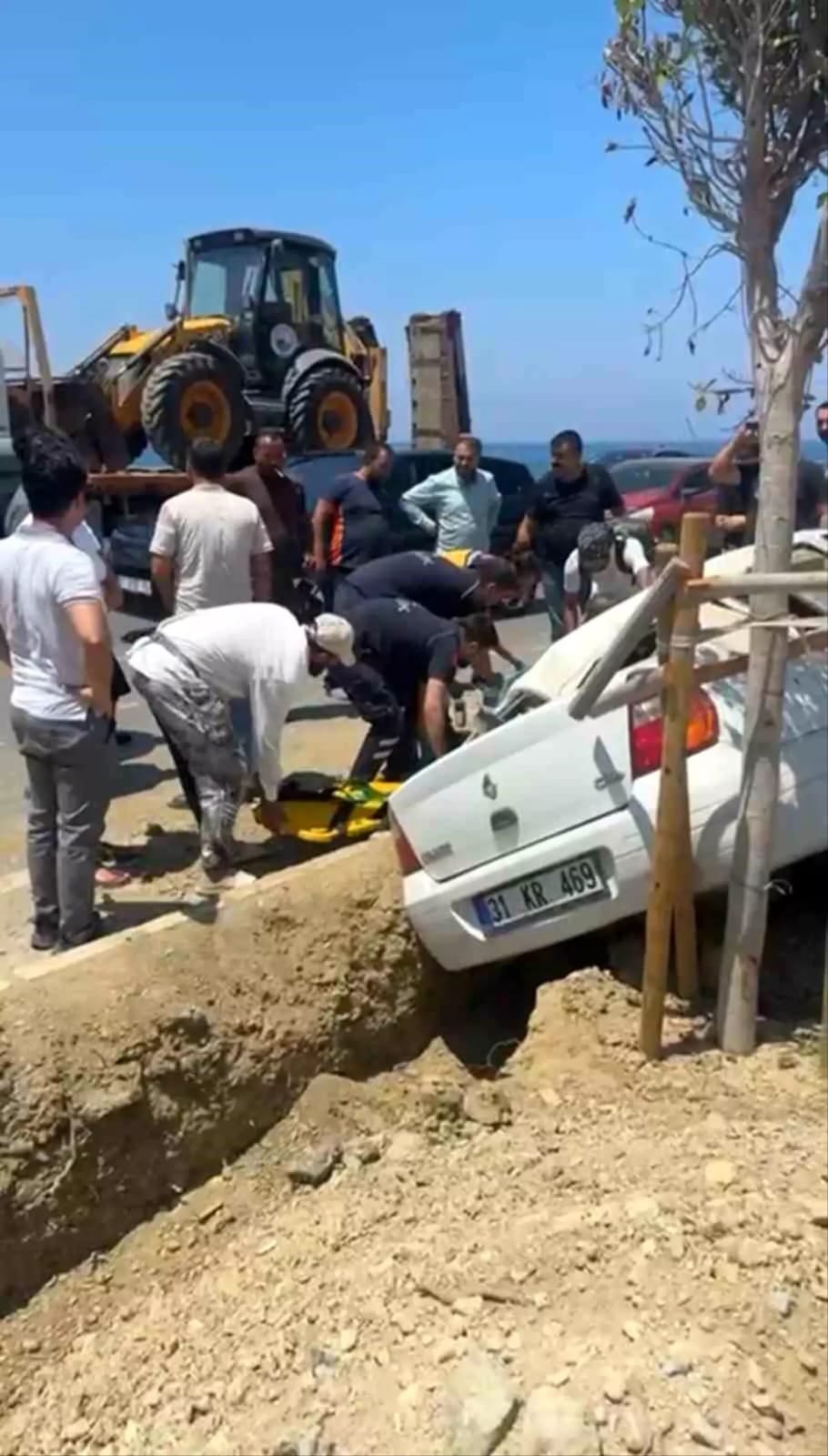 Hatay’ın Arsuz ilçesinde meydana gelen trafik kazasında bir otomobil orta