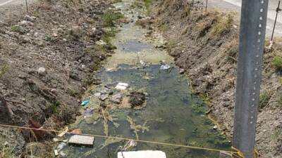 Hatay’ın Arsuz ilçesi merkezinden geçen ve suyu kurumuş olan dere,