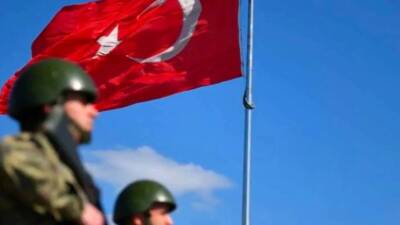 Hatay İskenderun’daki Deniz Er Eğitim Alayı’nda eğitim gören iki asker,