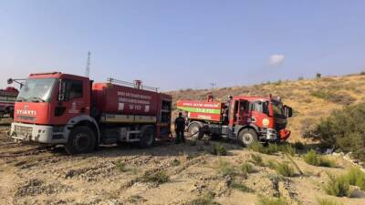 Hatay’ın Belen ilçesine bağlı Çakallı mevkiinde ormanlık alanda çıkan yangın,