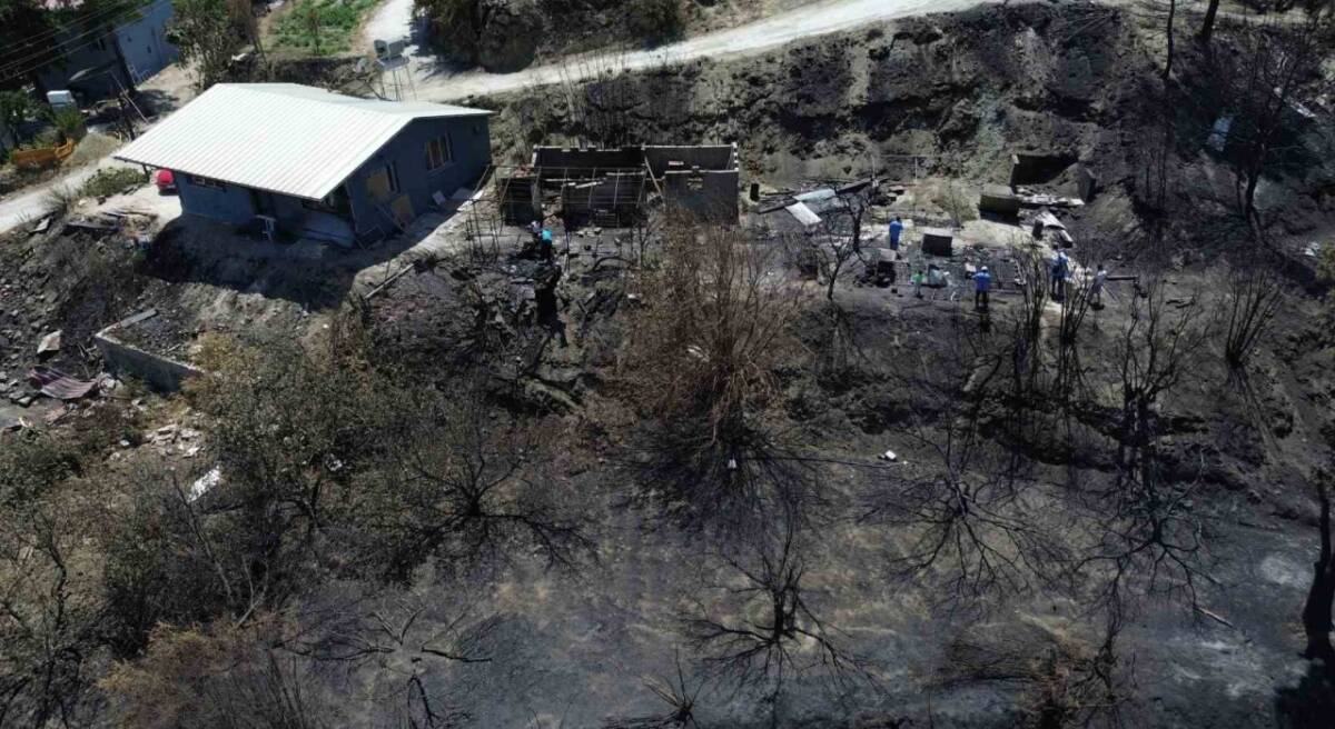 Hatay'da bir afetzede, TOKİ’den çıkan yeni evine hazırlık için aldığı