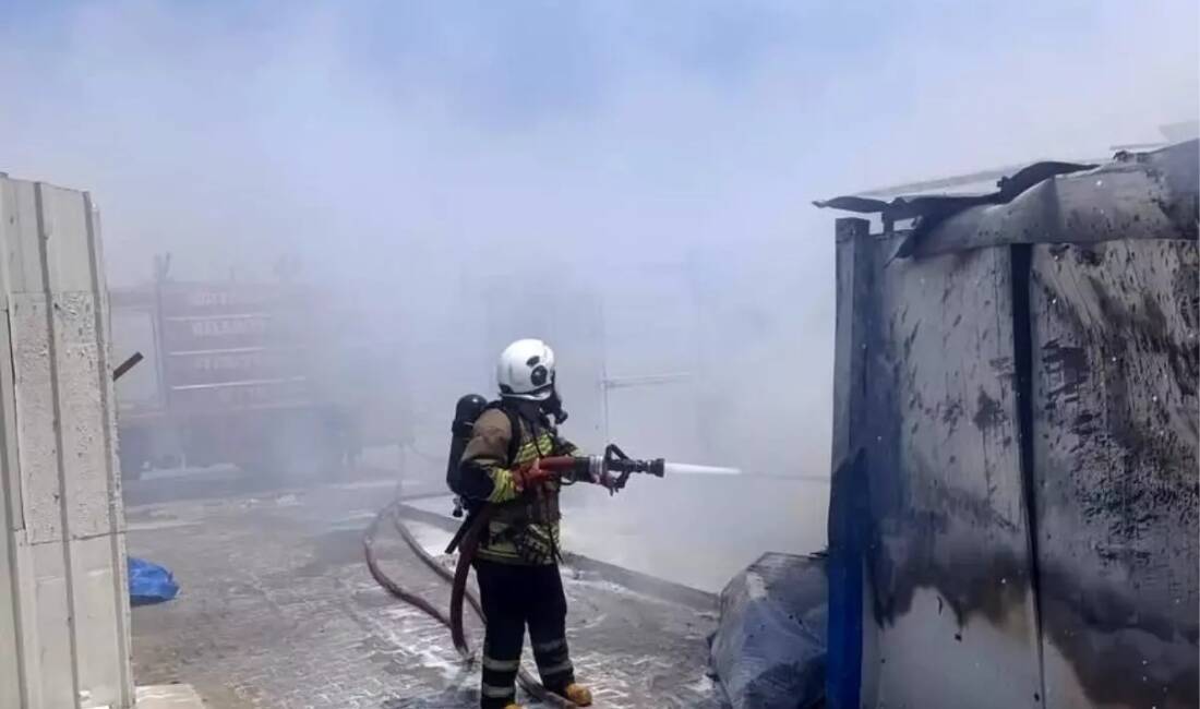 Hatay’ın Antakya ilçesinde, depremzede bir ailenin yaşadığı konteynerde gece saatlerinde