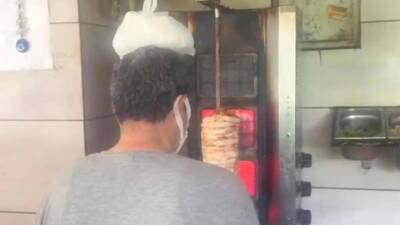 Kavurucu sıcaklar Hatay’da hayatı zorlaştırırken, İskenderun’da bir döner ustasının buz