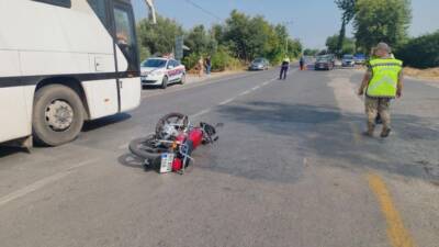 Erzin’de iki motosikletin çarpışmasıyla meydana gelen kazada, her iki sürücü