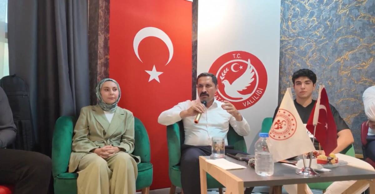 Hatay Valisi Mustafa Masatlı, “Cevabı Sende Arıyorum” projesi kapsamında İskenderun