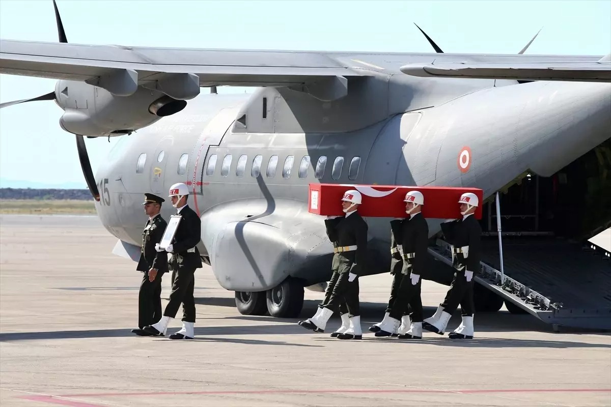 Hatay İskenderun’daki Deniz Er Eğitim Alayı’nda yüksek ateş nedeniyle hastaneye