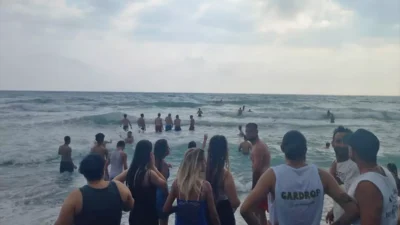 Hatay’ın Samandağ ilçesi Çevlik sahilinde denize giren yabancı uyruklu bir