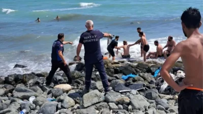 &nbsp; Hatay’ın Samandağ ilçesinde Çevlik Plajı’nda serinlemek için denize giren