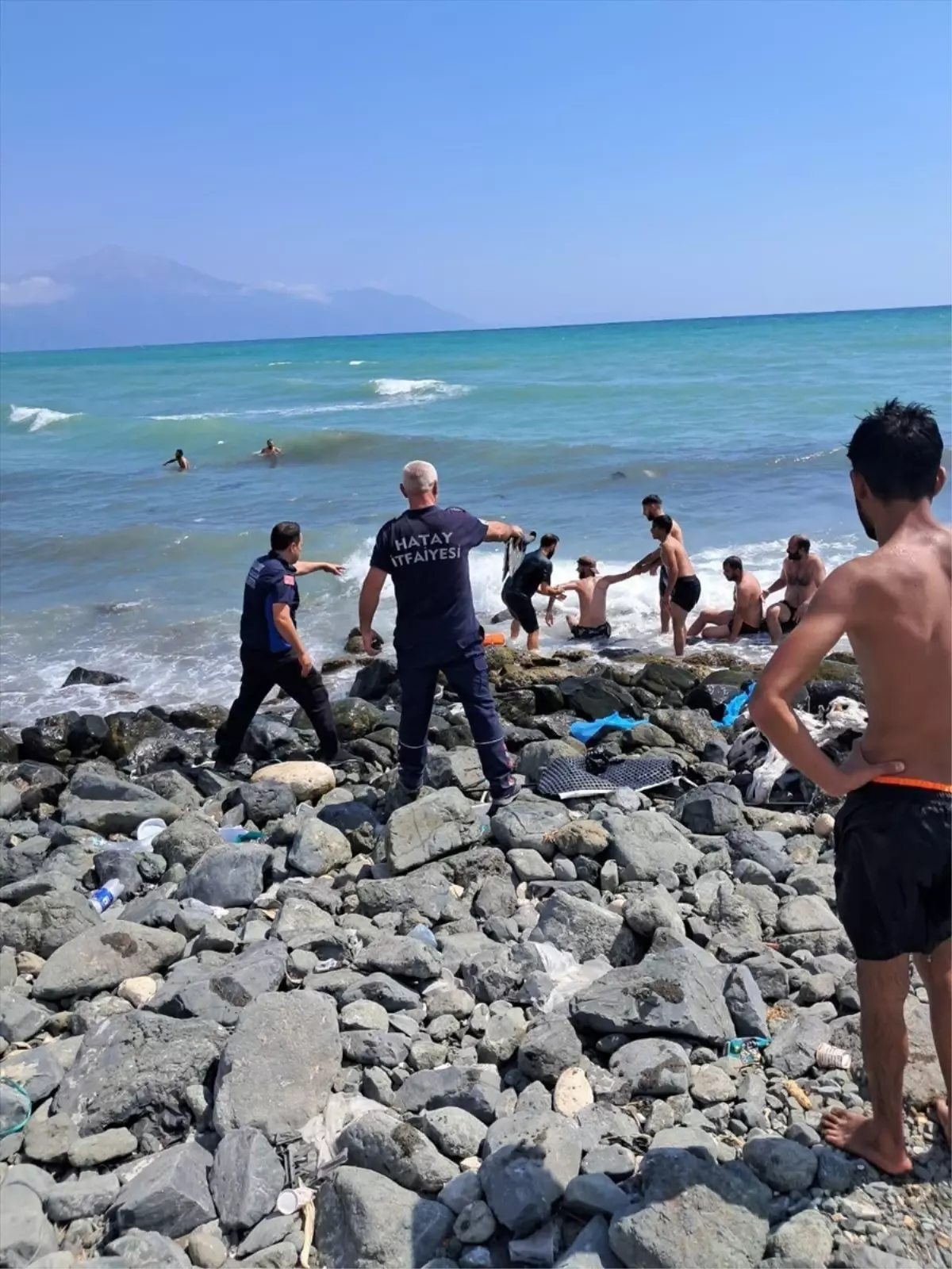 &nbsp; Hatay’ın Samandağ ilçesinde Çevlik Plajı’nda serinlemek için denize giren