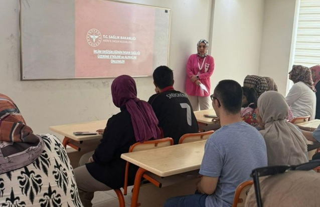 Halk eğitim kursiyerlerine çevresel duyarlılık ve sağlıklı yaşam konularında bilgilendirme
