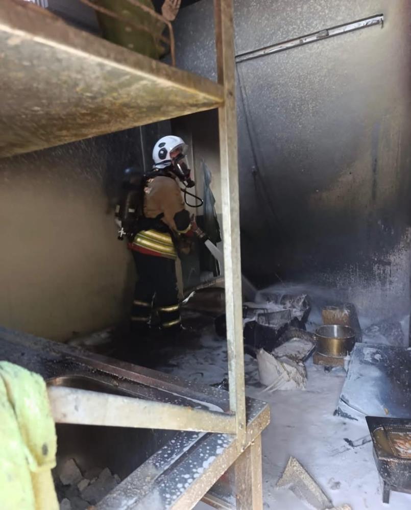 Hatay’ın Antakya ilçesinde bir iş yerinde çıkan yangın, itfaiye ekiplerinin