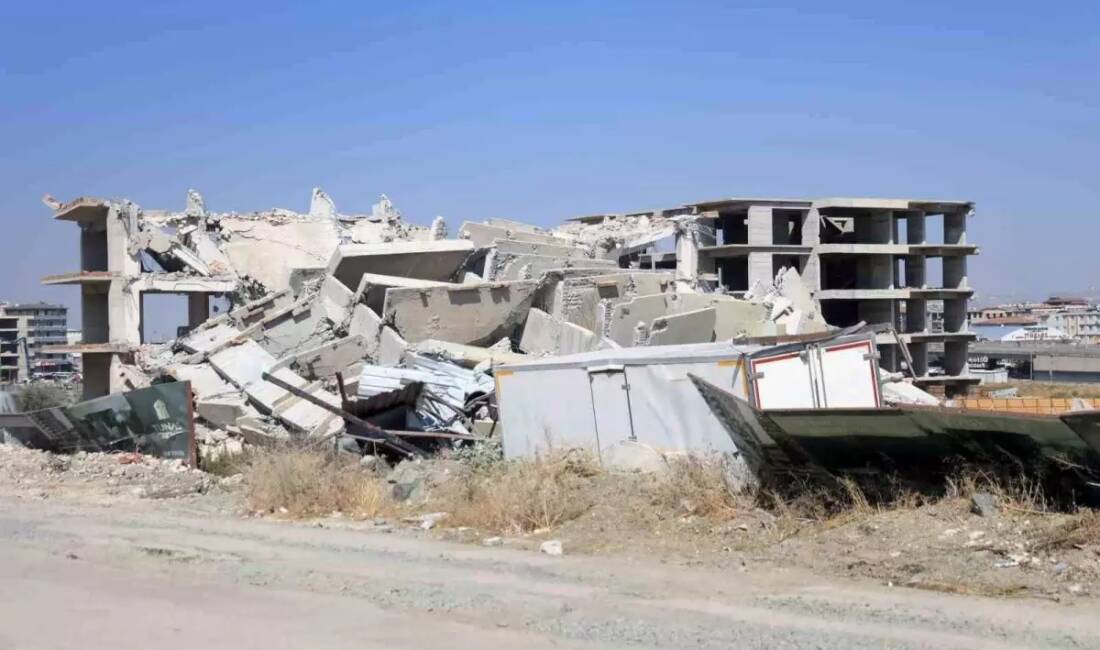 İş makinesiyle yıkılan 12 katlı ev deprem yaşattı Hatay’ın Antakya ilçesinde 12 katlı binanın iş makinesinin darbesiyle yıkımı