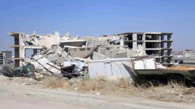 Hatay’ın Antakya ilçesinde 12 katlı binanın iş makinesinin darbesiyle yıkımı