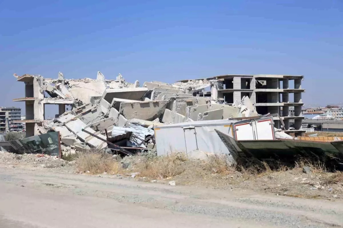Hatay’ın Antakya ilçesinde 12 katlı binanın iş makinesinin darbesiyle yıkımı