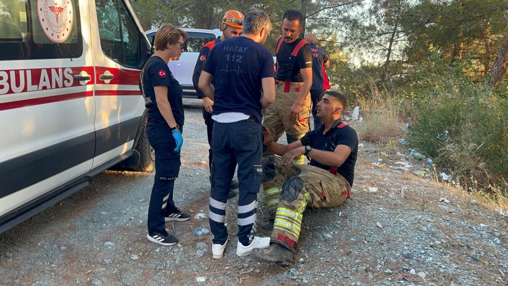 Hatay’ın Dörtyol ilçesinde çıkan orman yangınına müdahale eden bir itfaiye