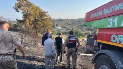 Hatay’ın Defne ilçesine bağlı Ballıöz mevkiinde çıkan makilik alan yangını,