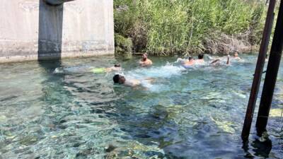 Hatay’da 45 dereceyi bulan hava sıcaklığından bunalan vatandaşlar, İskenderun ilçesinde