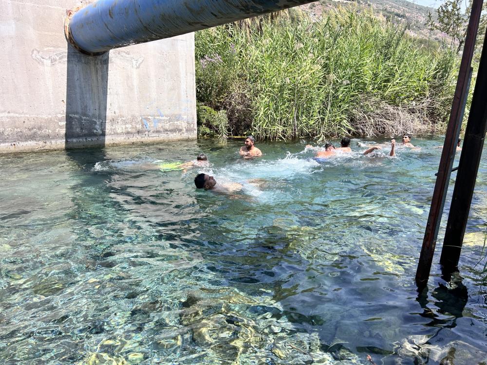 Hatay’da 45 dereceyi bulan hava sıcaklığından bunalan vatandaşlar, İskenderun ilçesinde