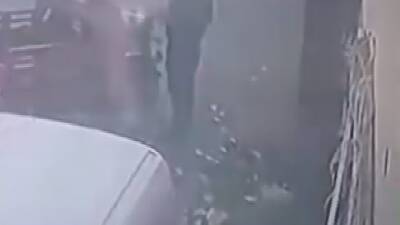 Hatay’ın Reyhanlı ilçesinde otomobille çarpışan motosikletlinin metrelerce savrulduğu kaza anı,