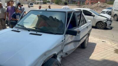 Hatay’ın Kırıkhan ilçesinde iki otomobilin karıştığı trafik kazasında bir çocuk