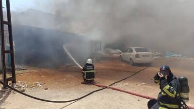 Hatay’ın Kırıkhan ilçesinde bir evde çıkan yangın, park halindeki otomobile