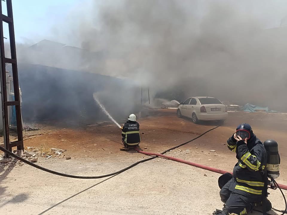 Hatay’ın Kırıkhan ilçesinde bir evde çıkan yangın, park halindeki otomobile