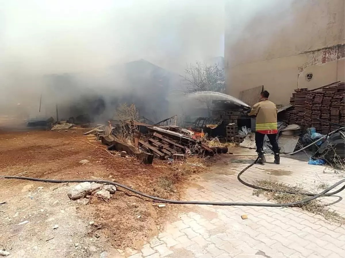 Hatay’ın Kırıkhan ilçesinde meydana gelen yangın, hem bir evi hem