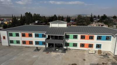 Hatay’ın Kumlu ilçesinde yapımı büyük ölçüde tamamlanan 12 derslikli modern