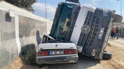 Hatay’ın Defne ilçesindeki bir şantiyede sürücüsünün kontrolünü kaybettiği toprak yüklü