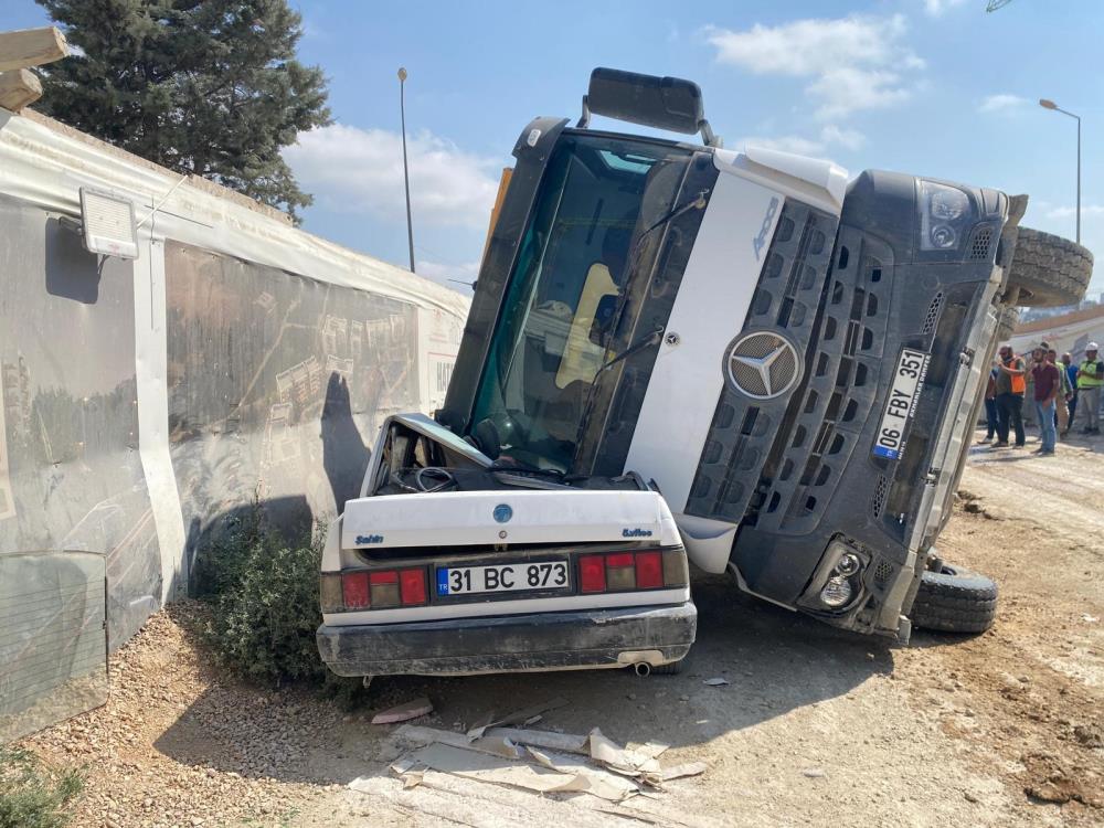 Hatay’ın Defne ilçesindeki bir şantiyede sürücüsünün kontrolünü kaybettiği toprak yüklü