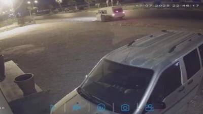 Hatay’ın Kırıkhan ilçesinde yol kenarındaki çöp konteynerini araçlarına yükleyerek çalan