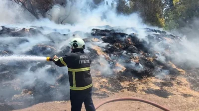 Hatay’ın Kumlu ilçesinde bir ahıra ait samanlıkta çıkan yangın paniğe