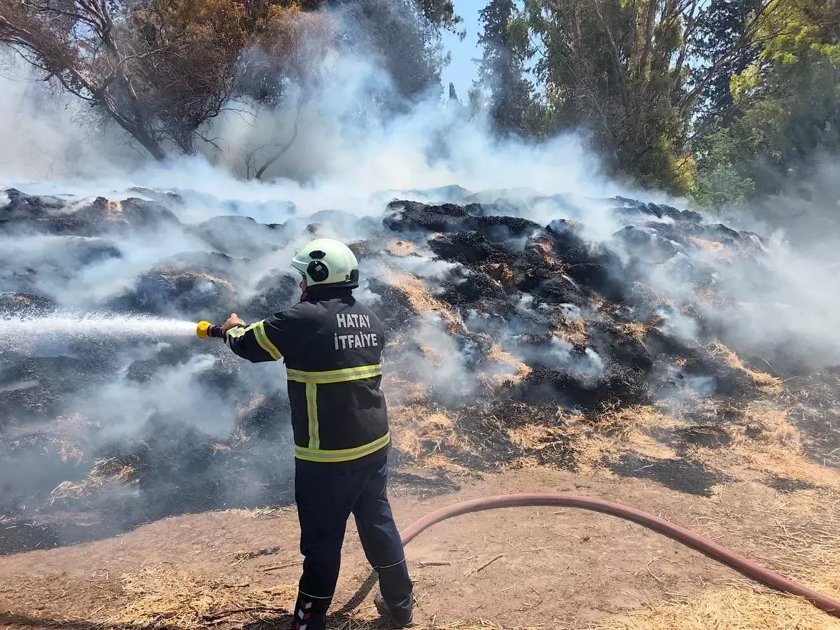 Hatay’ın Kumlu ilçesinde bir ahıra ait samanlıkta çıkan yangın paniğe
